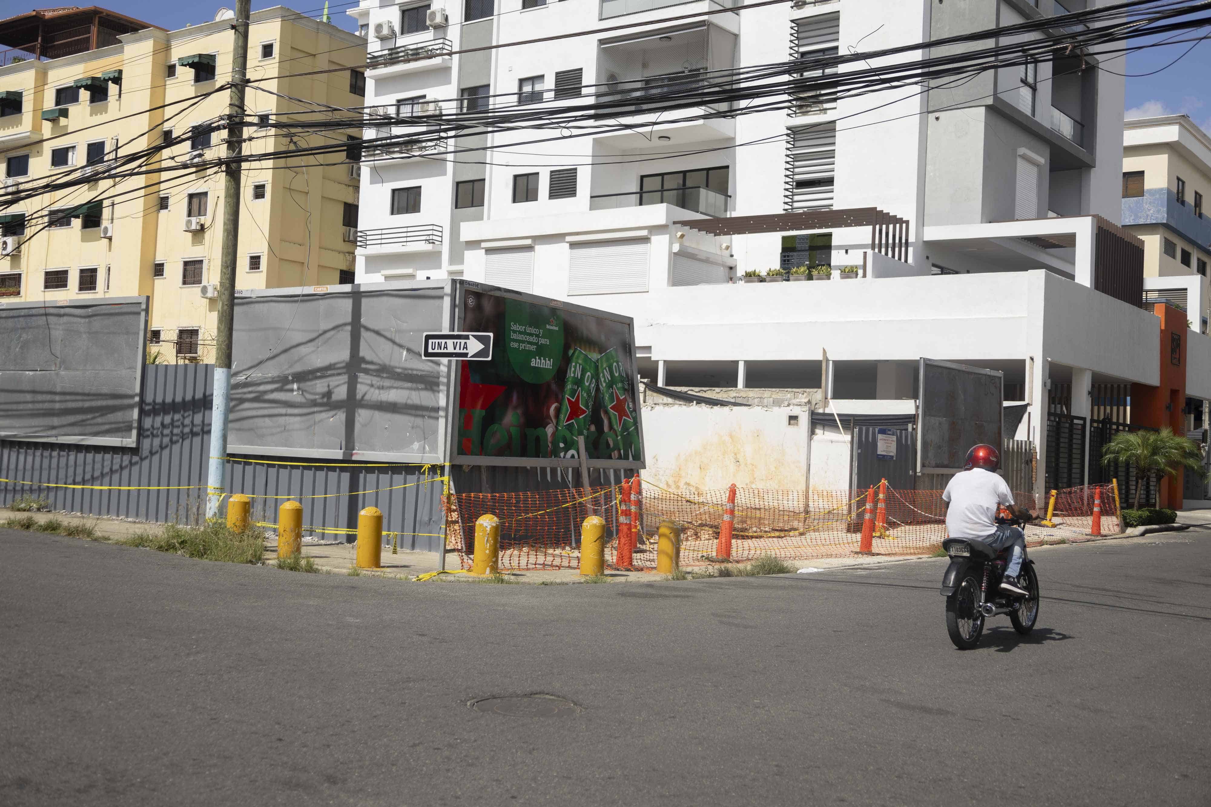 Solo seis bolardos en la esquina, las demás partes desprotegidas.