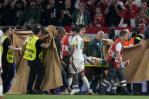 Delantero húngaro necesitará cirugía por fracturas faciales, UEFA defiende atención médica