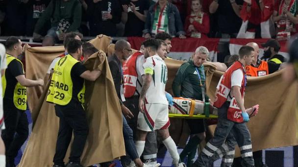 Delantero húngaro necesitará cirugía por fracturas faciales, UEFA defiende atención médica
