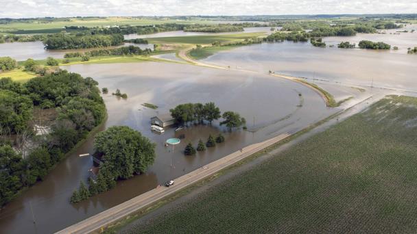 Un puente se derrumba entre inundaciones en centro-norte de EEUU mientras continúa la ola de calor