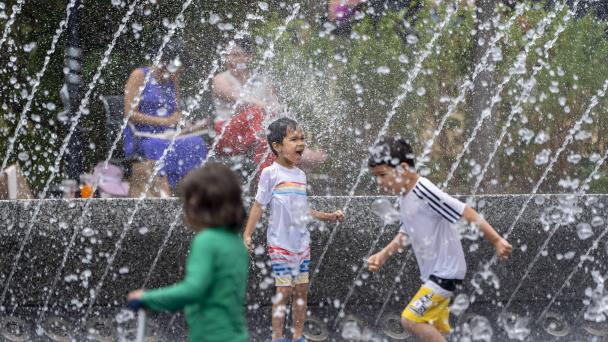 La temperatura sofocante persiste en EEUU mientras las crecidas inundan el centro-norte del país
