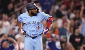 VIDEO | Guerrero Jr. la saca por encima del monstruo verde pero Devers y Hamilton guian a Boston