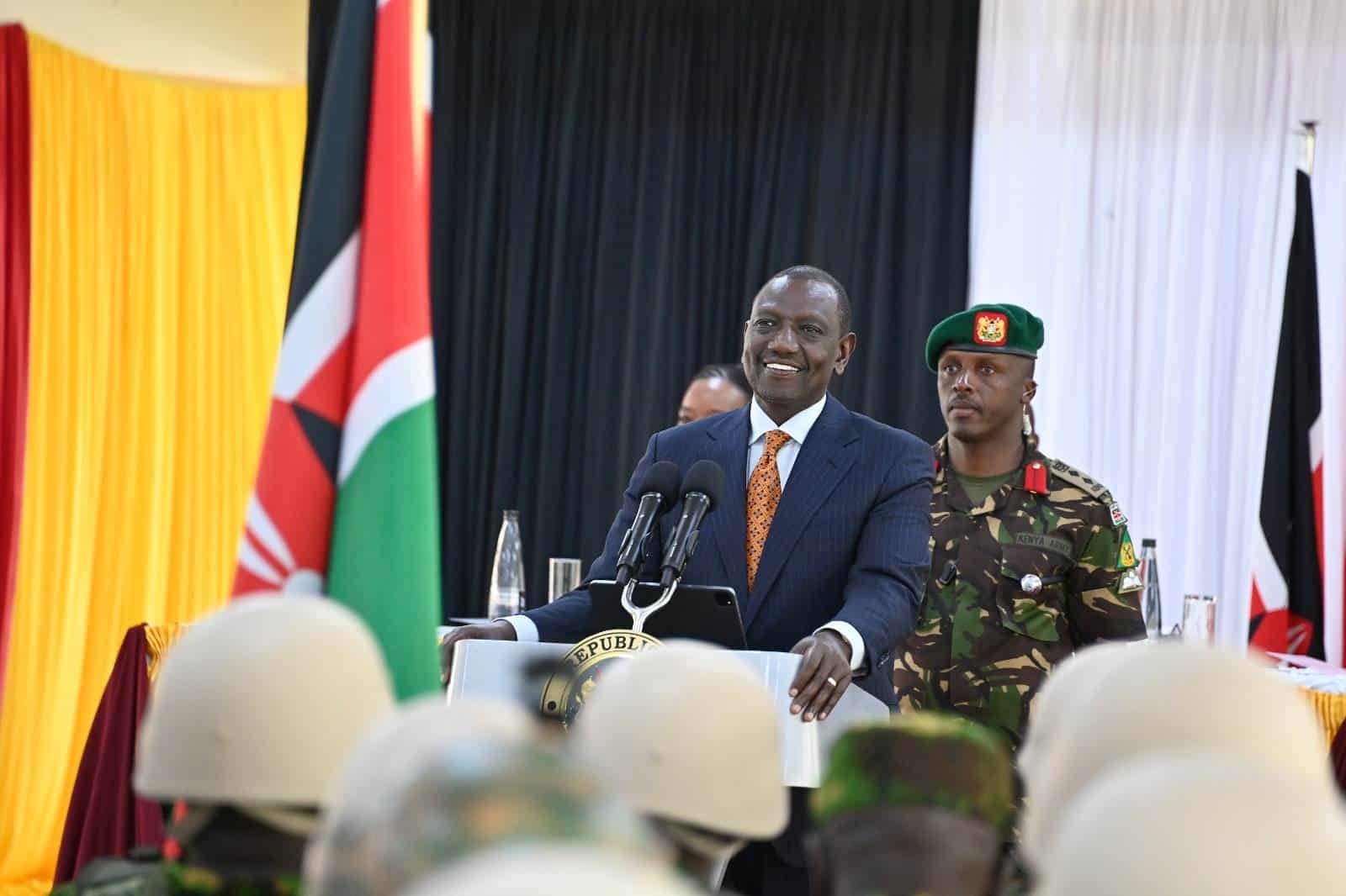 El presidente de Kenia, William Ruto, despidió en un acto oficial a unos 400 agentes.