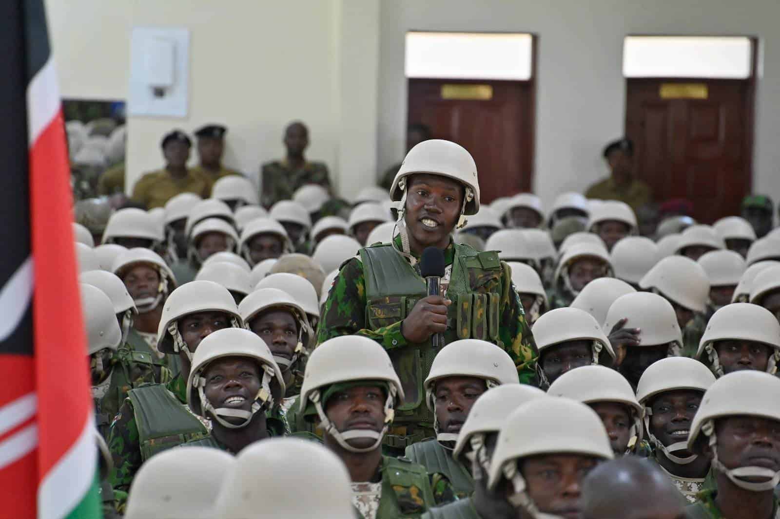 Uno de los soldados se dirige al presidente Ruto durante el acto.