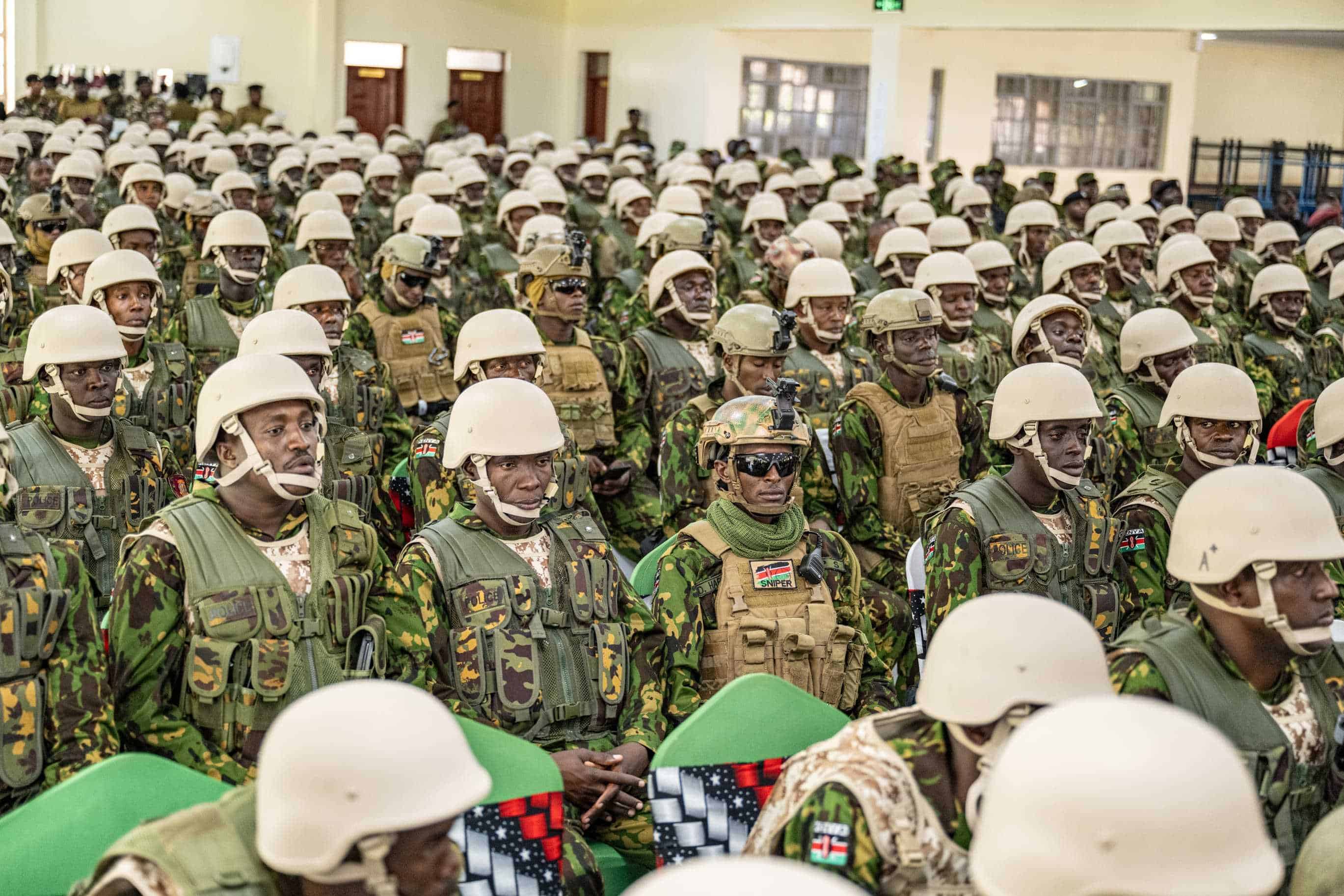 El presidente de Kenia, William Ruto, despidió en un acto oficial a unos 400 agentes.