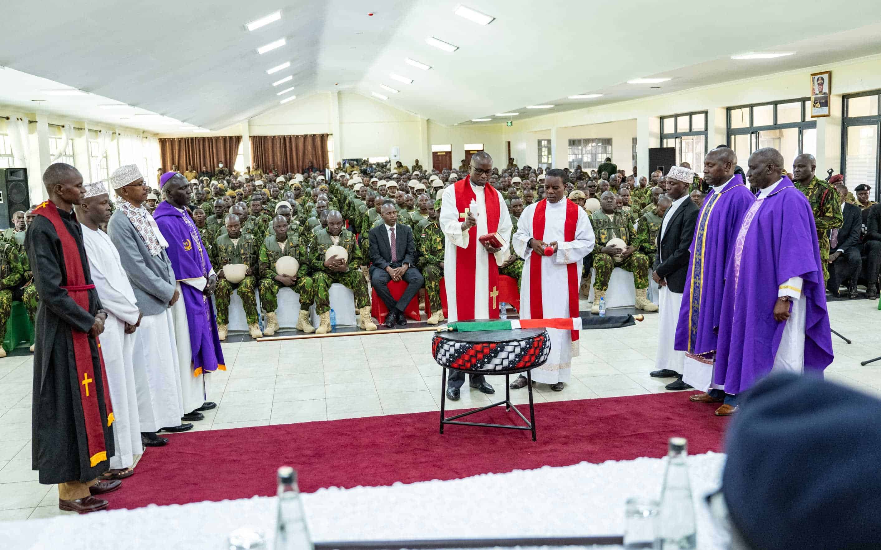 Sacerdotes ofrecieron una misa para los policías kenianos.