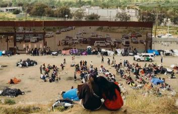 México reporta una caída de 68 % en las detenciones de migrantes en la frontera con EE.UU.