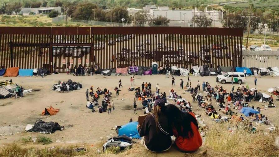 México reporta una caída de 68 % en las detenciones de migrantes en la frontera con EE.UU.