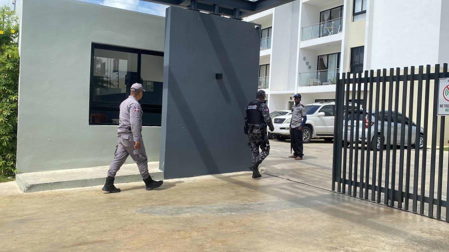 Encuentran cadáver de niño flotando en piscina de un residencial en Santiago