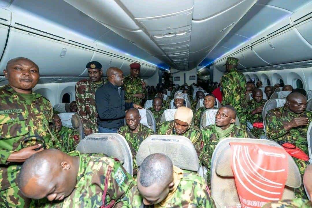 Policías de Kenia partieron el lunes hacia Haití.