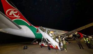 La policía keniana parte hacia un polémico despliegue en Haití para hacer frente a las pandillas