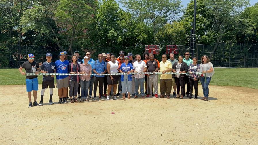 Los campos de béisbol y la cancha de baloncesto de Franz Sigel Park son remozados