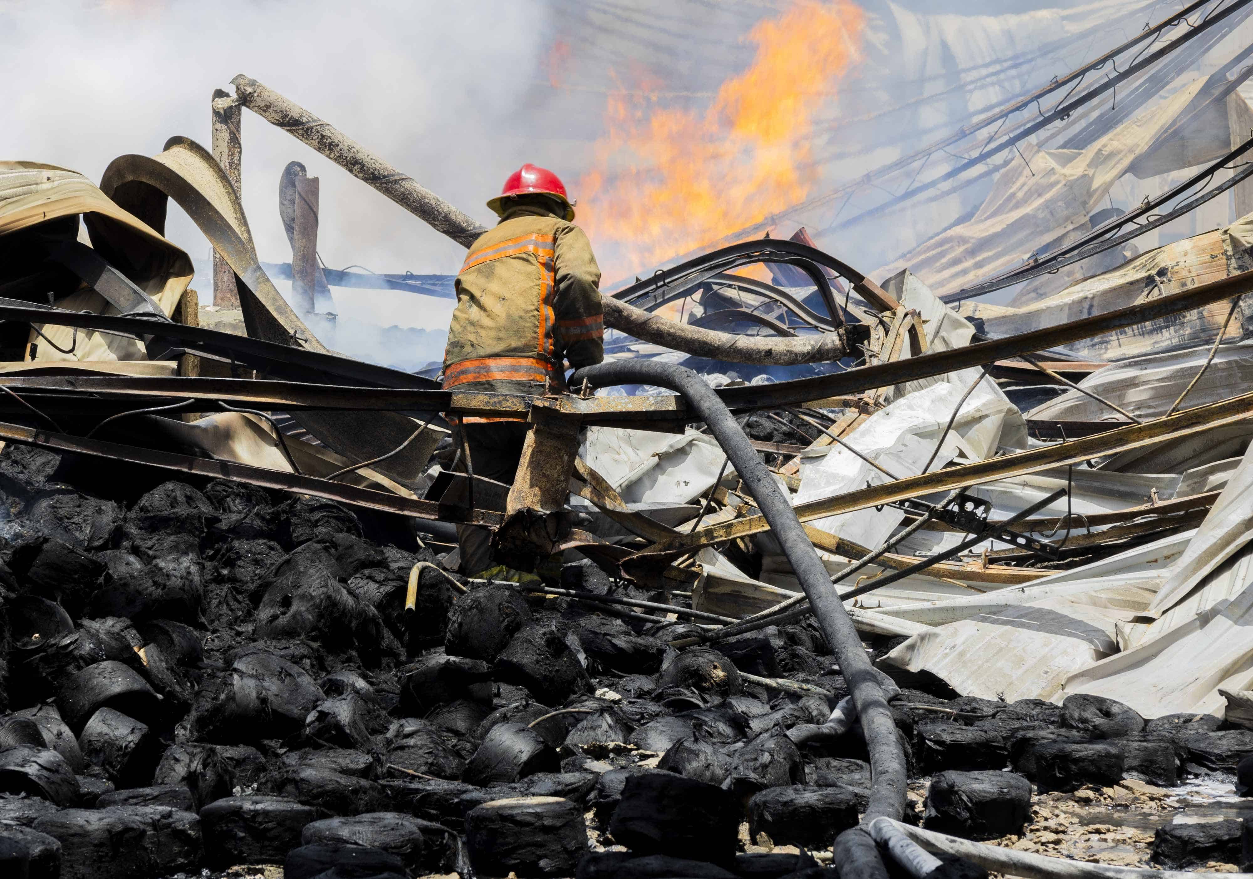 Bombero combate la llamas.
