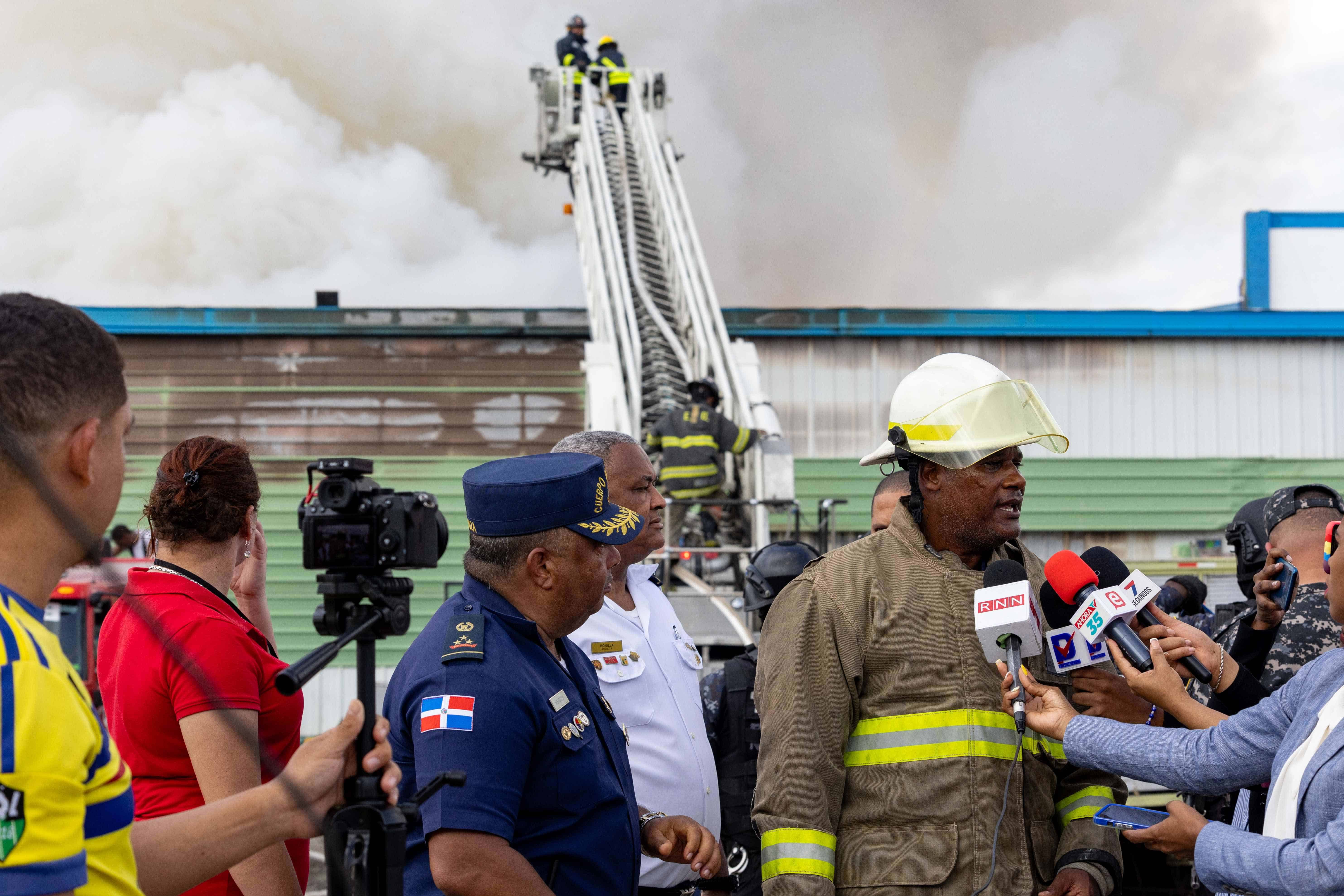El intendente de los bomberos de SDO,  Guillermo Mendoza, habla con la prensa.