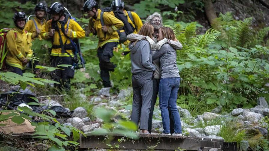 Encuentran con vida a senderista que llevaba perdido 10 días en las montañas de California