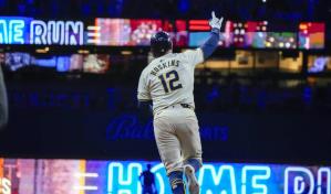 Grand slam de Rhys Hoskins da el triunfo a Cerveceros 6-3 frente a los Rangers