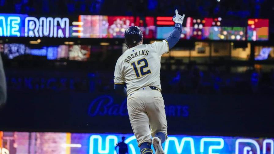 Grand slam de Rhys Hoskins da el triunfo a Cerveceros 6-3 frente a los Rangers