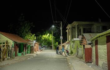 Edesur Dominicana coloca casi 300 luminarias LED en comunidades de Azua