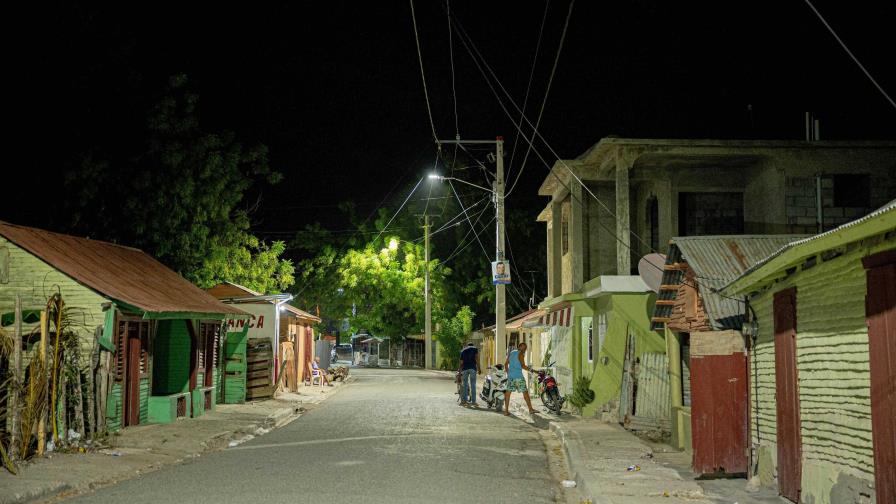 Edesur Dominicana coloca casi 300 luminarias LED en comunidades de Azua