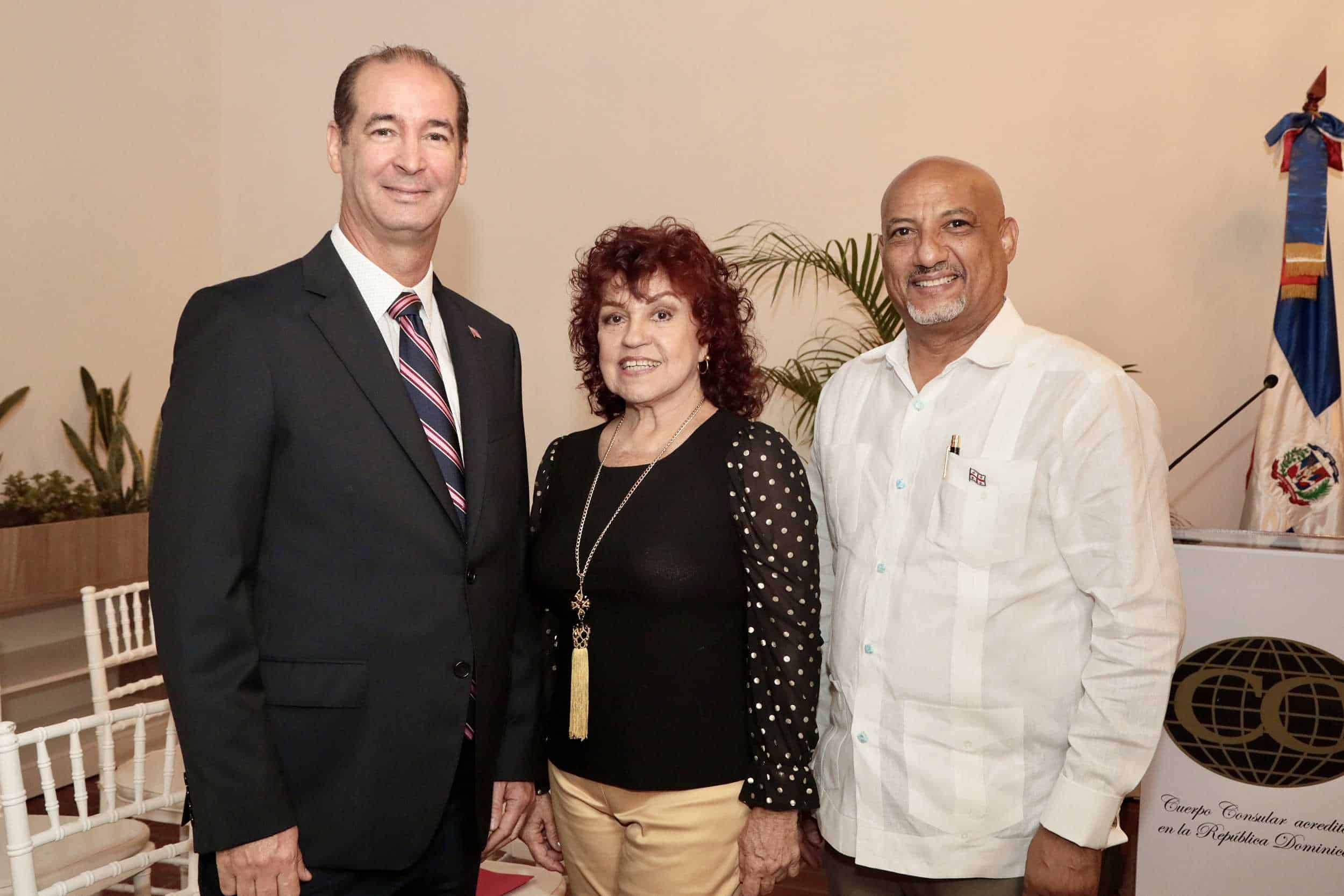 Federico Reyes, Virginia Velázquez y Luis Arias.