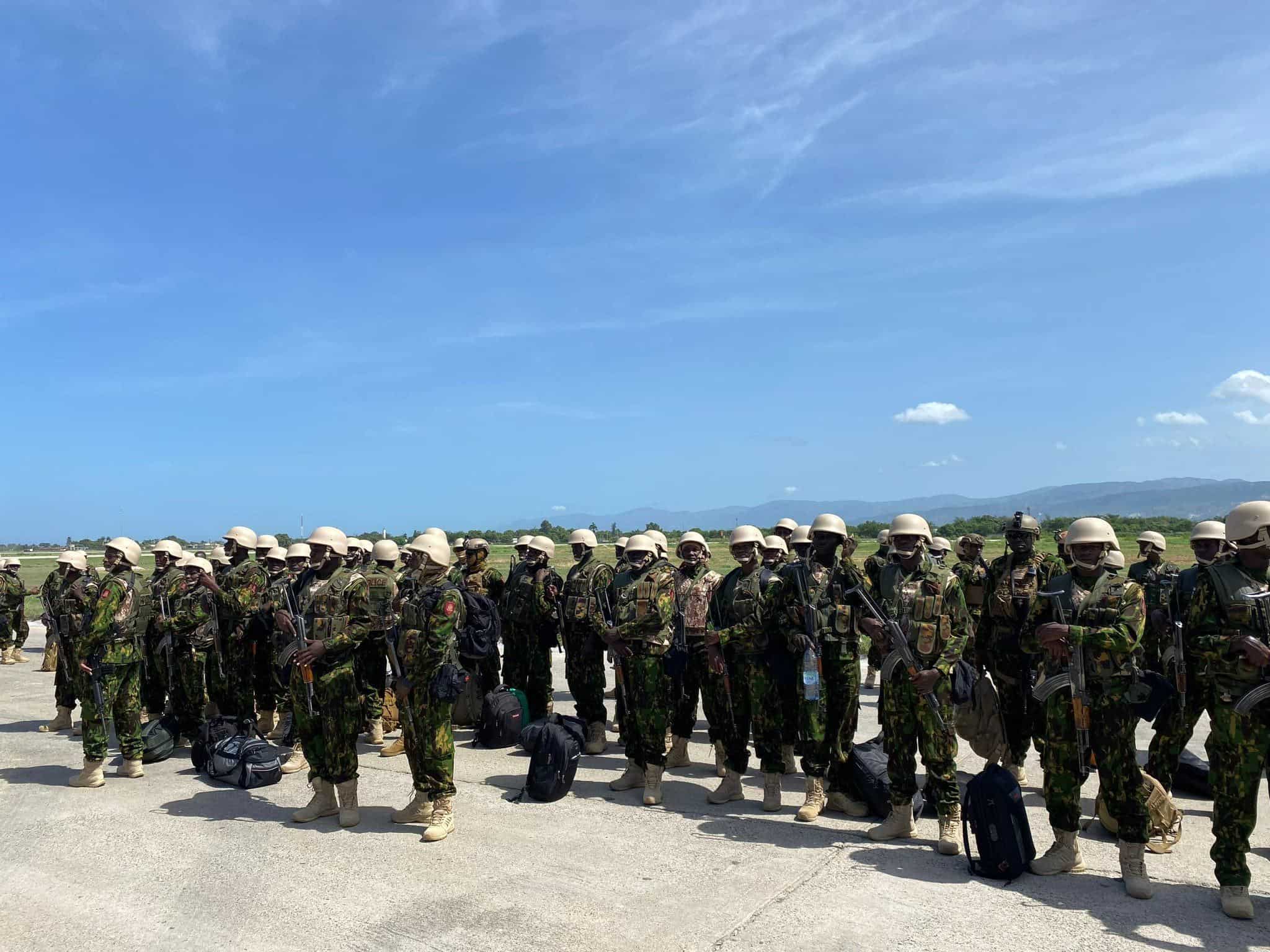 Misión de policías de Kenia llega a Puerto Príncipe, Haití.