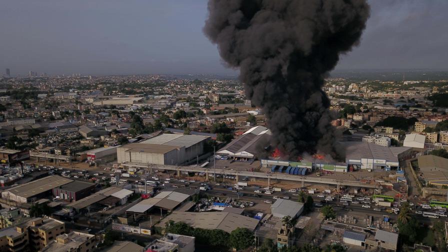 Se registra incendio en una nave industrial en la autopista Duarte