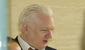 Julian Assange llega a corte para declararse culpable como parte de acuerdo con EE.UU.