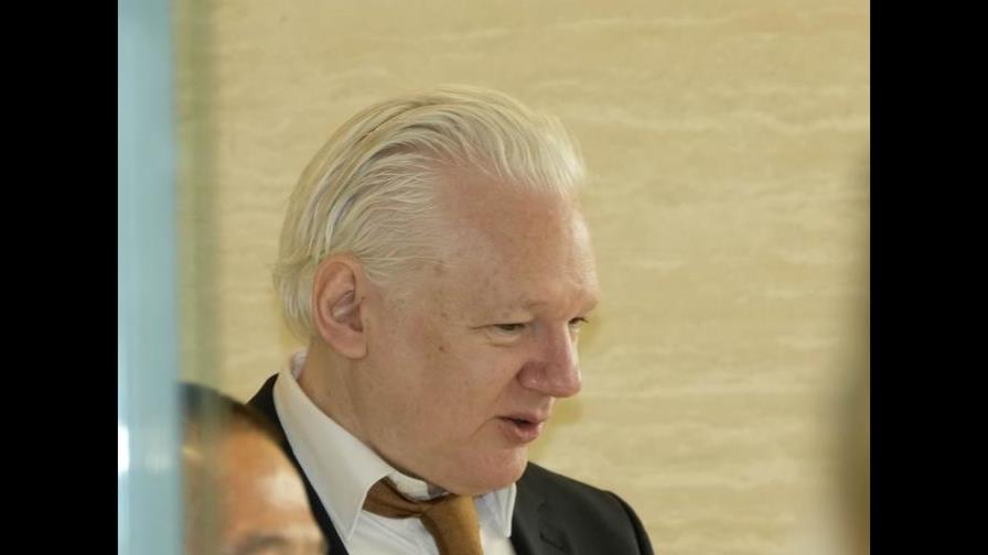 Julian Assange llega a corte para declararse culpable como parte de acuerdo con EE.UU.