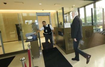 Fundador de WikiLeaks Julian Assange se declara culpable en acuerdo que garantiza su libertad