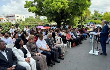 Mescyt entrega 402 becas para maestrías internacionales