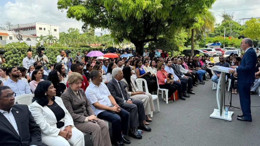 Mescyt entrega 402 becas para maestrías internacionales