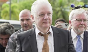 Rafael Correa ve con alegría e indignación la liberación de Julian Assange