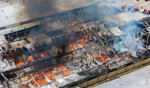 T&eacute;cnicos de los bomberos inician investigaci&oacute;n de incendio en empresa Parkdale