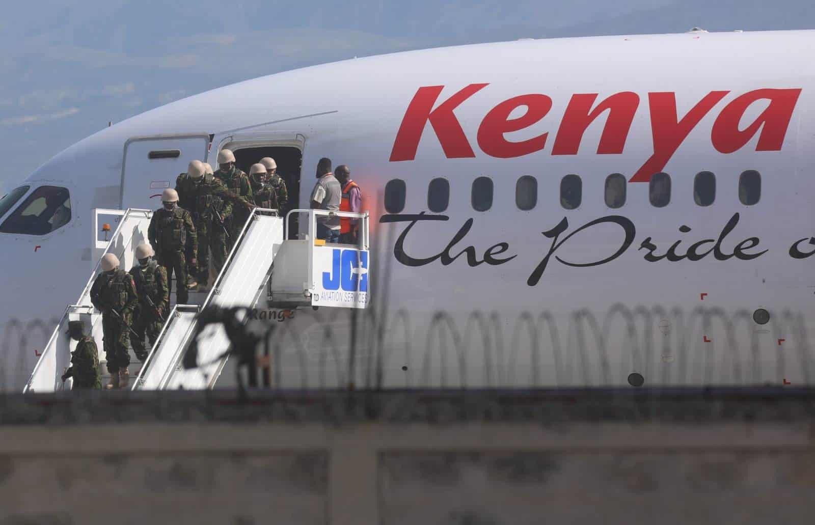 Misión de policías de Kenia llega a Puerto Príncipe, Haití.
