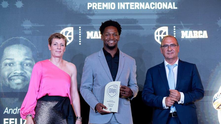 Andrés Féliz recibe su premio en España como el mejor jugador internacional