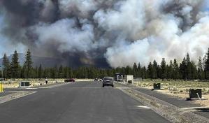 Ráfagas de viento impulsan un incendio en el centro de Oregon y provocan evacuaciones