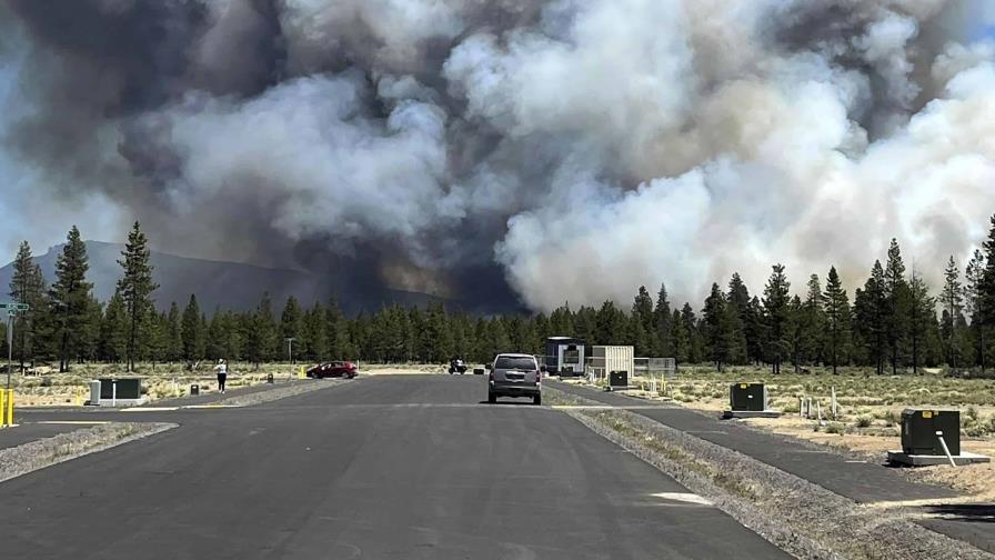 Ráfagas de viento impulsan un incendio en el centro de Oregon y provocan evacuaciones