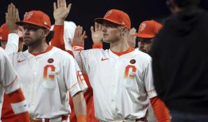 Matt Chapman impulsa dos carreras y Gigantes derrotan 5-1 a Cachorros