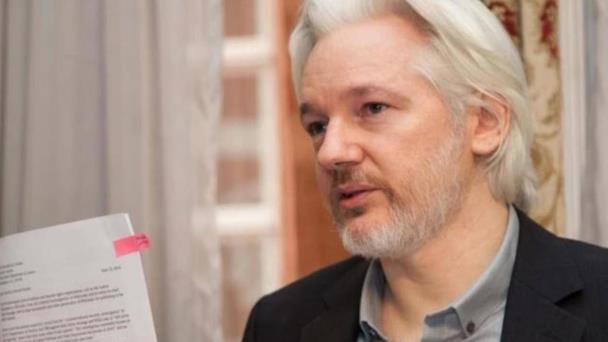 Julian Assange delega en su esposa su comparecencia: Necesita tiempo y recuperarse