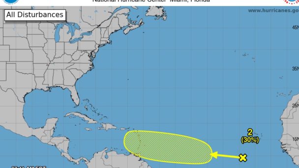 Autoridades piden estar atentos a sistema con probabilidad de convertirse en ciclón tropical