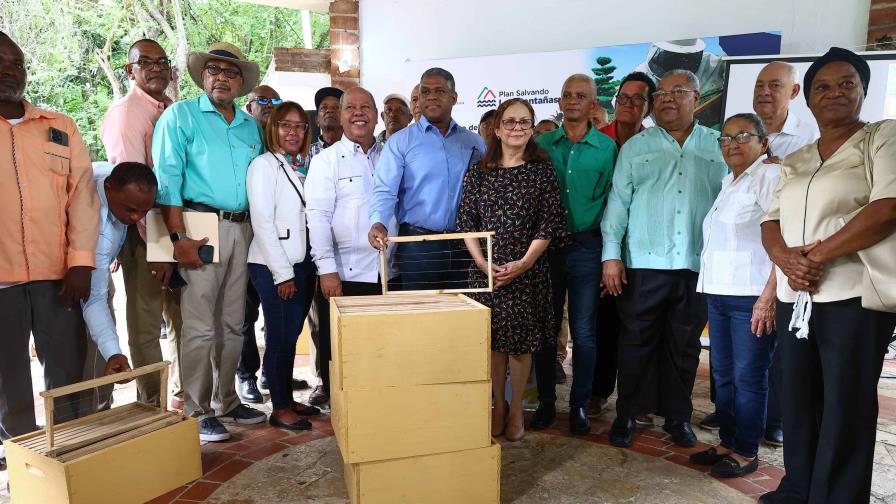 Entregan primera partida de 2,500 cajas de abejas para aumentar producción de miel