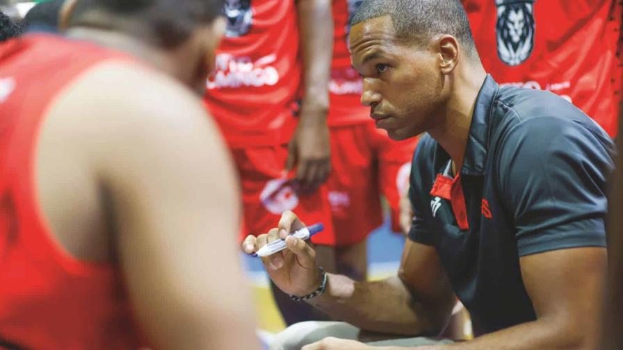 Eulis Báez, sin nervios, pero “emocionado” como dirigente en el baloncesto