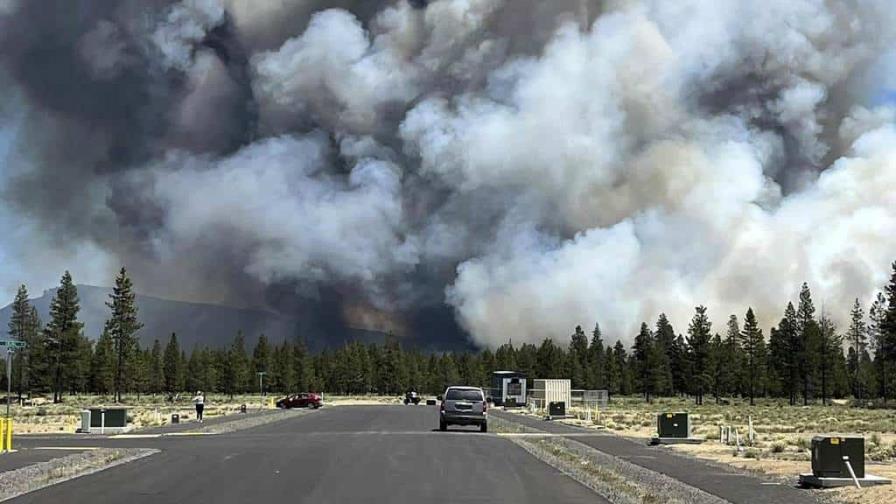 Fuertes vientos propagan incendio cerca de popular centro vacacional de Oregon, provoca evacuaciones