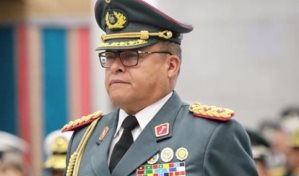 El destituido comandante militar boliviano afirma que Arce le ordenó sacar los “blindados”