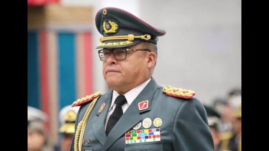 El destituido comandante militar boliviano afirma que Arce le ordenó sacar los “blindados”