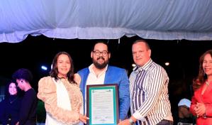 Manerra recibe reconocimiento especial en Constanza en cierre de gira