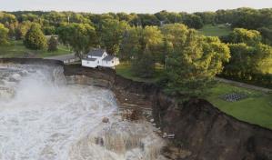 Crecida de río en Minnesota provoca derrumbe de una casa