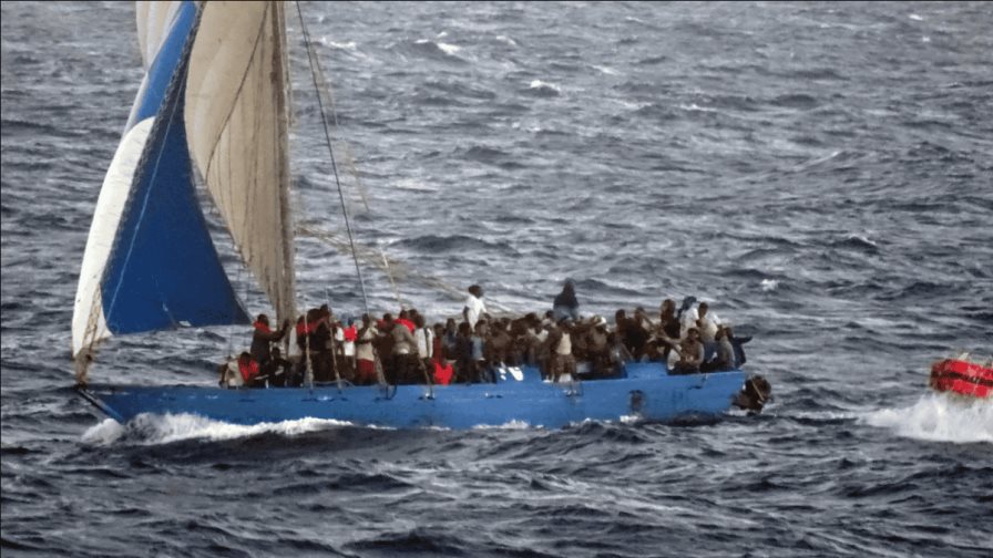 Más de 100 migrantes haitianos alcanzan costa de Florida en un velero