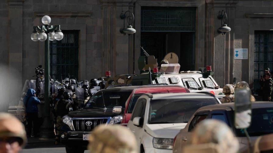 Militares intentan derribar puerta del palacio presidencial en La Paz
