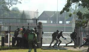 Presidente de Kenia promete reprimir la anarquía tras protestas mortíferas